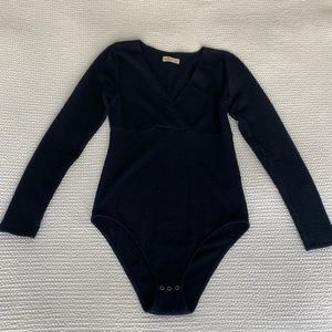 Hollister Women’s Deep V-Neck Textured Black Bodysuit 🖤